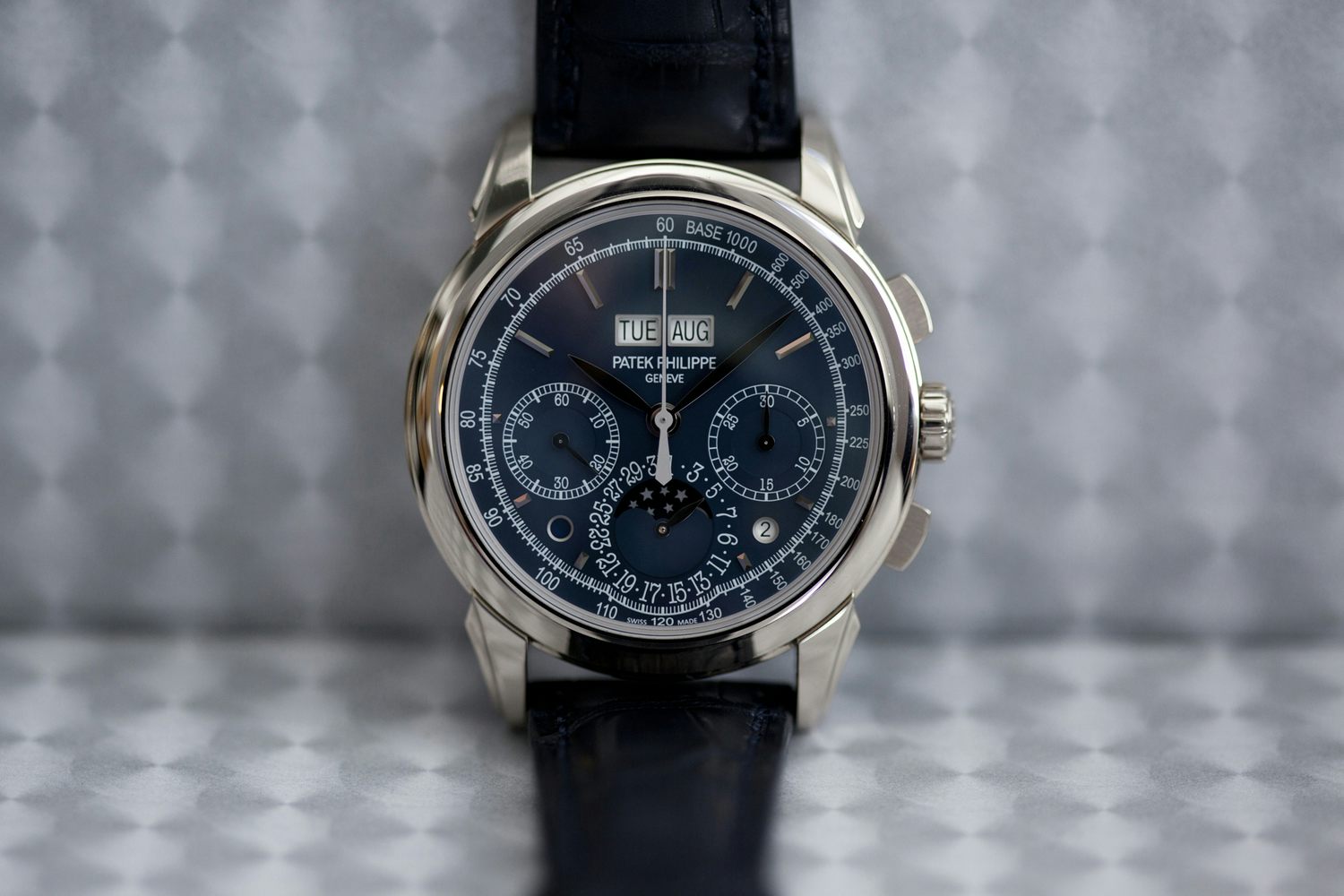 Đồng hồ Patek Philippe 5270G Perpetual Calendar là món quà đắt giá dành cho những người yêu thích đồng hồ cao cấp. Hãy cùng chiêm ngưỡng những đường nét tinh tế của chiếc đồng hồ này qua hình ảnh đẹp mắt.