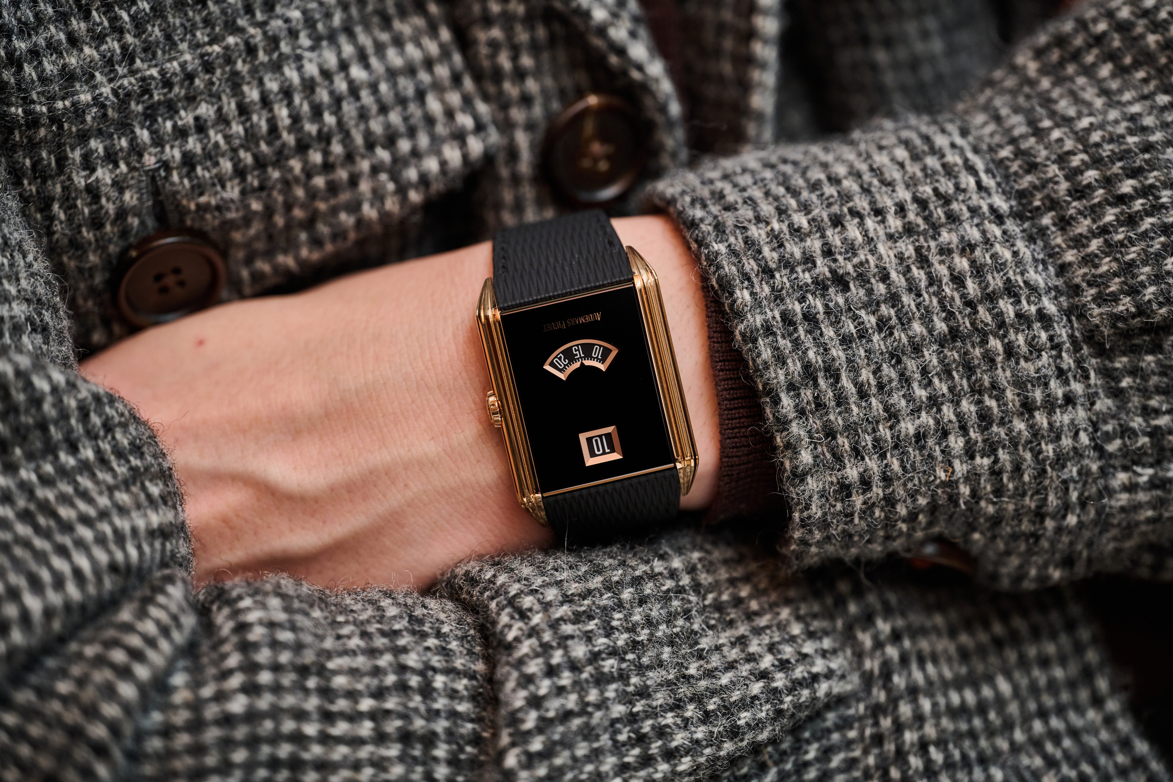 Neo Frame Jumping Hour