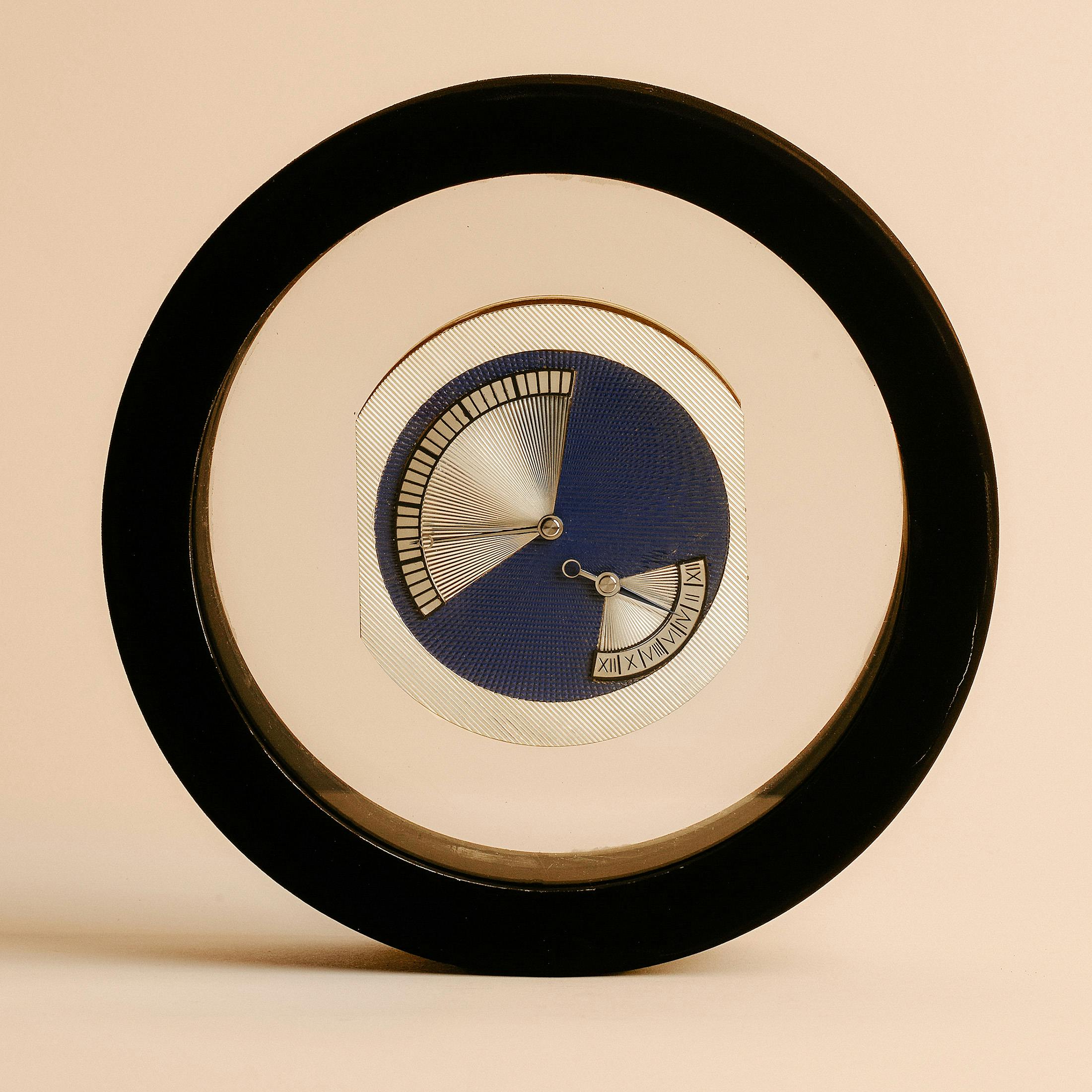 <p>This finalist clock evokes the Masse Mystérieuse<br></p>