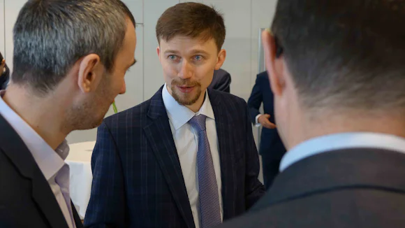 Konstantin Chaykin, ein Uhrmacher aus Russland, bietet Worte der Ermutigung zu Anton Sukhanov.