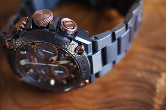 casio g shock hammer tone bracelet closeup 2