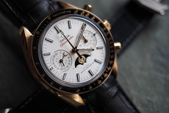 Omega Speedmaster Moonphase Master Chronometer Chronograph sedna gold