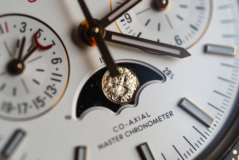 Omega Speedmaster Moonphase Master Chronometer Chronograph sedna gold moonphase closeup