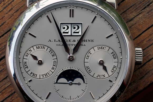 Die A. Lange & Söhne Saxonia Jahreskalender Makro Details