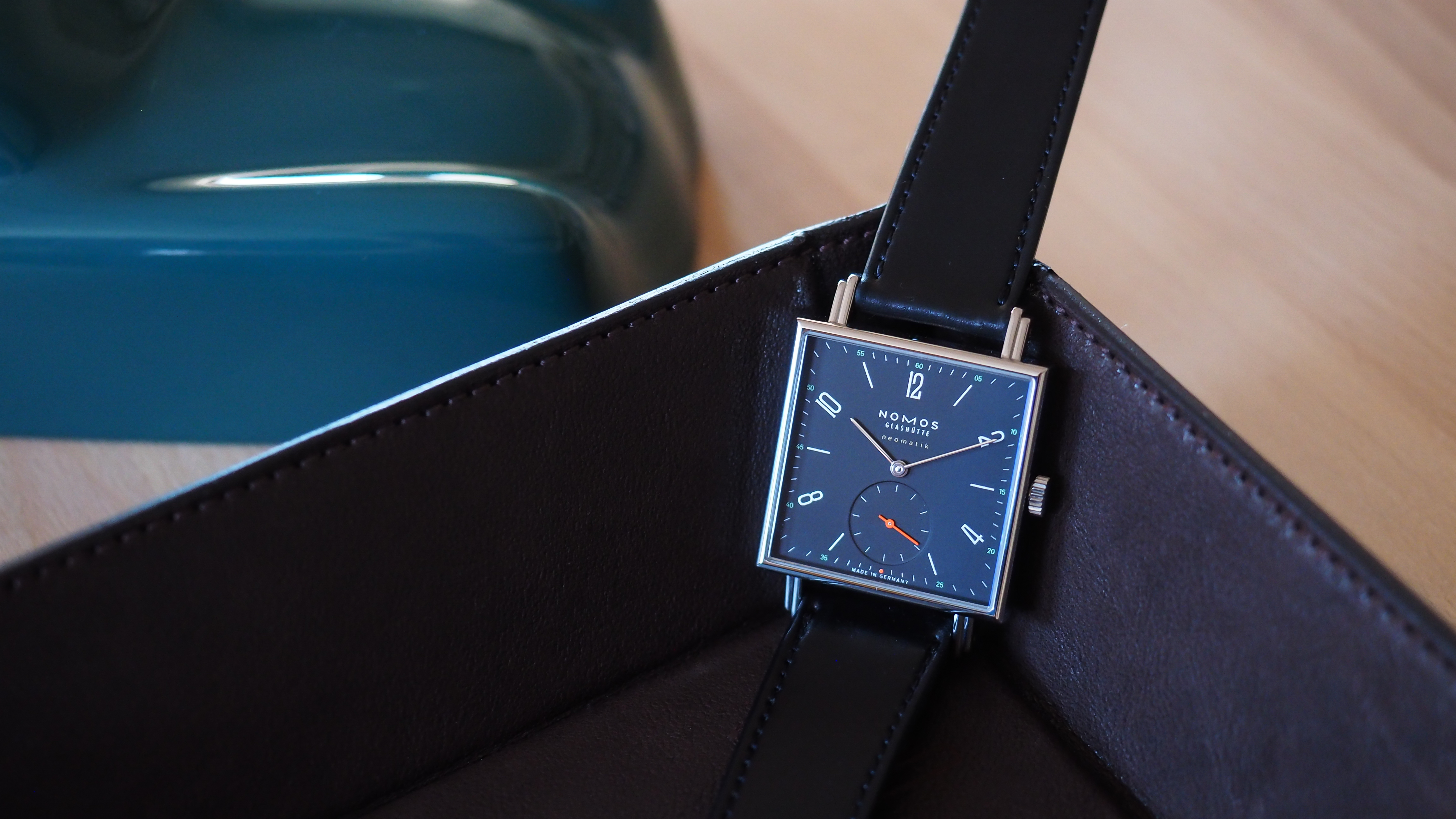 Thin analog online watch