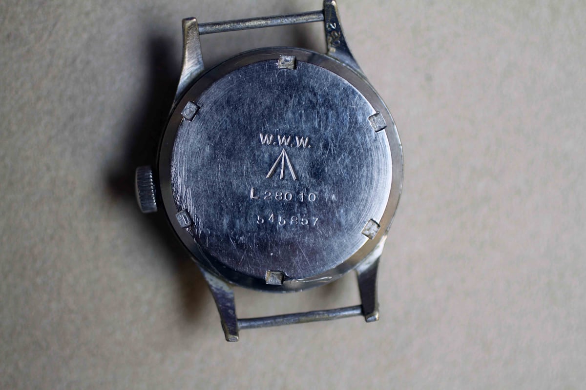 表的背面一般有军事和民事编号