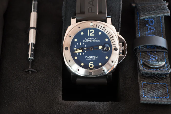 https://hodinkee.imgix.net/uploads/images/1498036020046-ythuvwh8et9-daf3e5ee90d58f81c416614d6c823cb6/P6201471.jpg?ixlib=rails-1.1.0&auto=format&ch=Width%2CDPR%2CSave-Data&fit=crop&fm=jpg&q=55&usm=12&w=700&s=2b5d0a0ab89b145f8ad27b5629c46be4