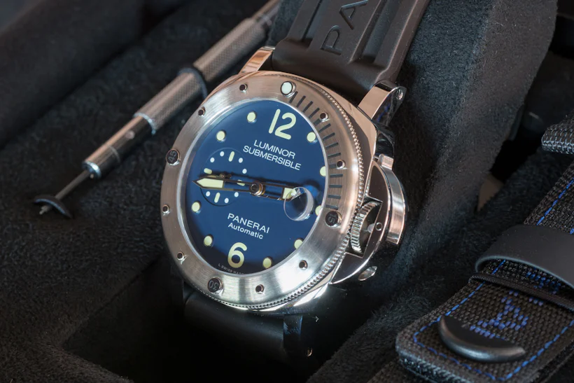 https://hodinkee.imgix.net/uploads/images/1498036519323-iyeqpl12u1-8d7873be36ba6197cb918cc6d7f7b040/P6201473.jpg?ixlib=rails-1.1.0&auto=format&ch=Width%2CDPR%2CSave-Data&fit=crop&fm=jpg&q=55&usm=12&w=820&s=4ce3abd979a546be677ddb0e09917230