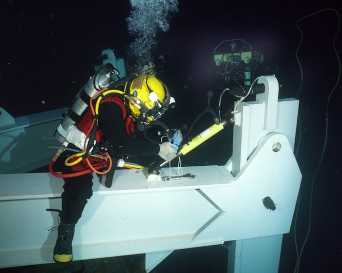 US_Navy_020723-N-7479T-002_Navy_diver_conducts_deep_sea_salvage_operations_1.jpg