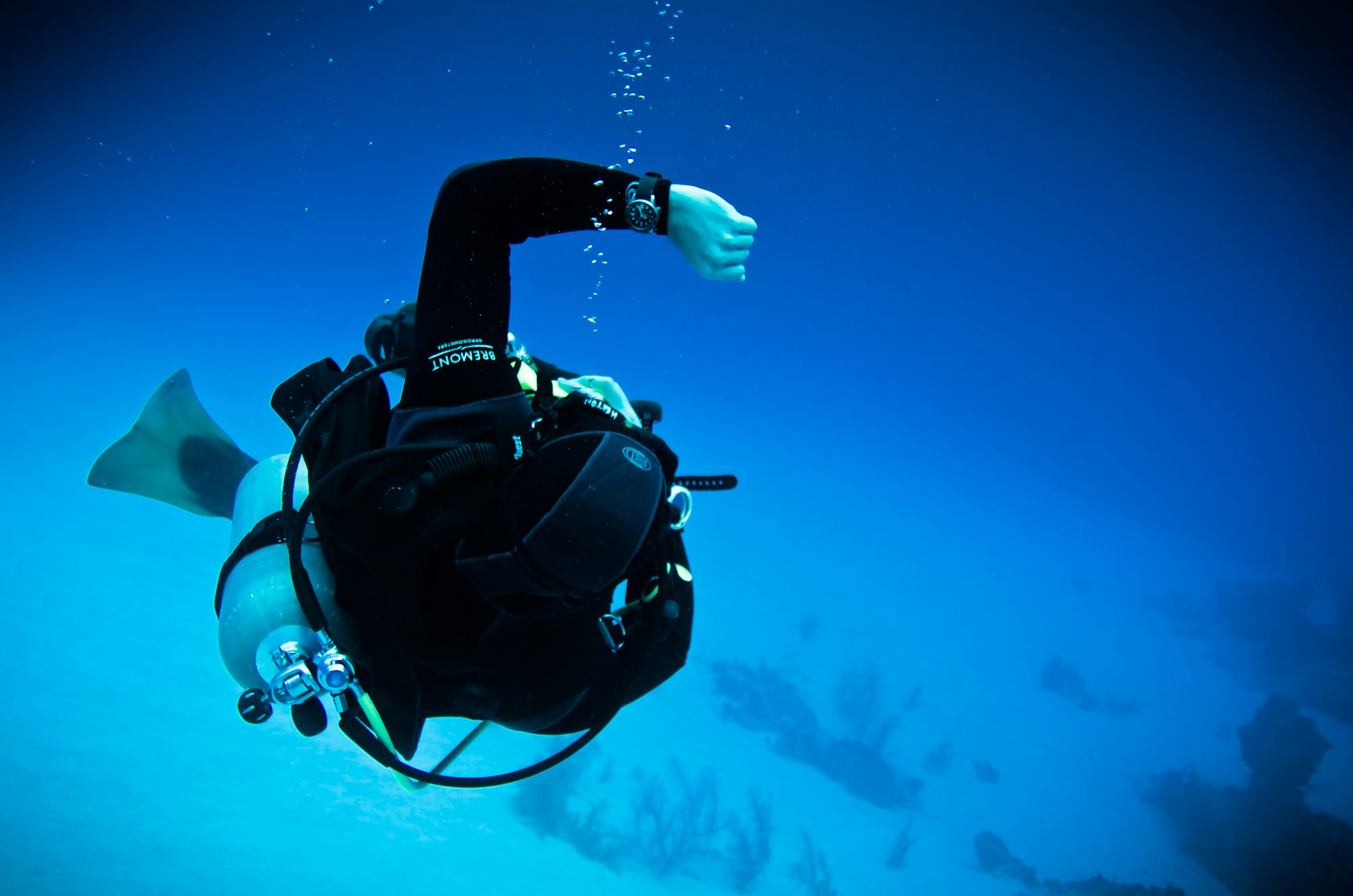 arm_flailing arm_flailing In-Depth: Seven Dive Watch Myths Deep-Sixed arm flailing
