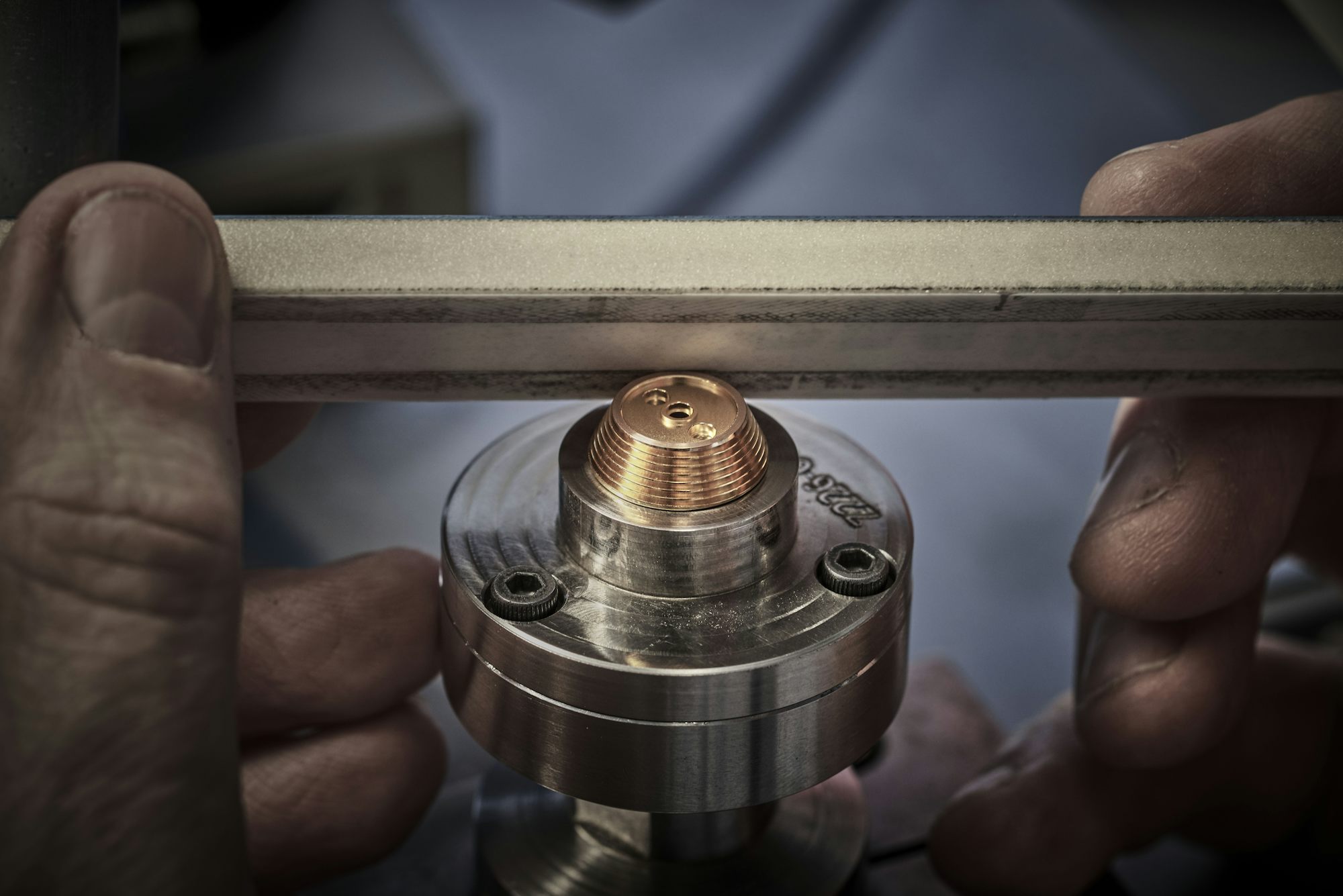 </p> <p>Hand-polishing of the fusée cone flanks.</p> <p>