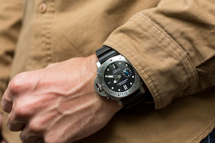 https://hodinkee.imgix.net/uploads/images/1508766447316-47iek33uvb7-67b6be476464fee78da45e0bd702bfa1/Panerai-Luminor-Submersible-1950-42mm-19.jpg?ixlib=rails-1.1.0&auto=format&ch=Width%2CDPR%2CSave-Data&fit=crop&fm=jpg&q=55&usm=12&w=820&s=55733046ff2e97b3e885a359297c7cf2