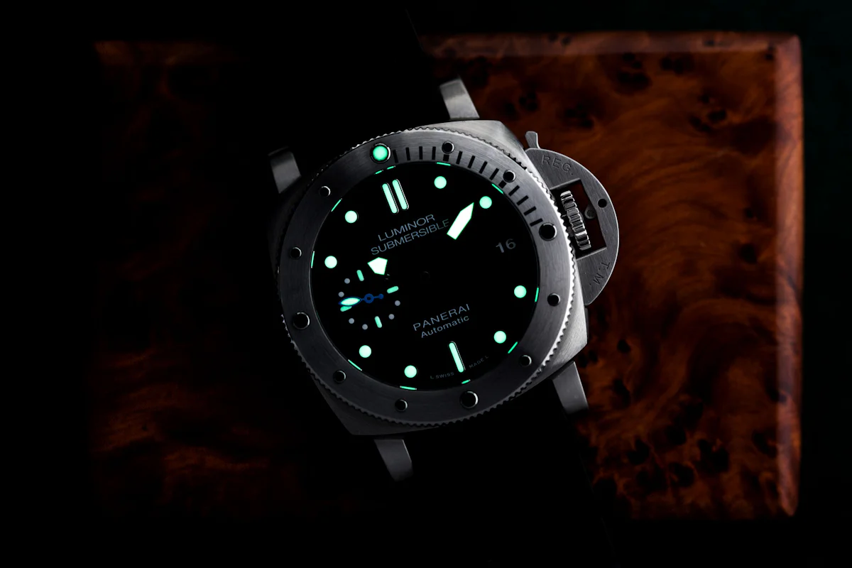 https://hodinkee.imgix.net/uploads/images/1508767052780-4jq1b5so2jp-aec119dc77097ea057da1679c0406c0d/Panerai-Luminor-Submersible-1950-42mm-13.jpg?ixlib=rails-1.1.0&auto=format&ch=Width%2CDPR%2CSave-Data&fit=crop&fm=jpg&q=55&usm=12&w=1200&s=873f06892f7ff0dd50624941b2613a5d