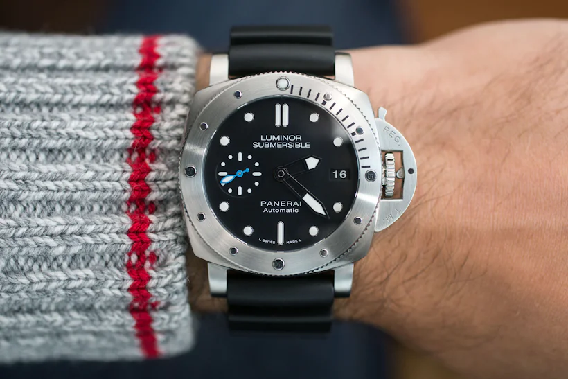 https://hodinkee.imgix.net/uploads/images/1508767137423-w8a3snbfpzf-76b7c105608fccc3d0824309fdd31900/Panerai-Luminor-Submersible-1950-42mm-14.jpg?ixlib=rails-1.1.0&auto=format&ch=Width%2CDPR%2CSave-Data&fit=crop&fm=jpg&q=55&usm=12&w=820&s=22ae103e4a53774d54ed223a5a3df33a