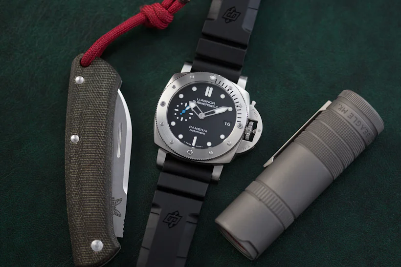 https://hodinkee.imgix.net/uploads/images/1508767319719-nwxnsynd5in-572e02e244f4eae7eb72fd71873daf20/Panerai-Luminor-Submersible-1950-42mm-10.jpg?ixlib=rails-1.1.0&auto=format&ch=Width%2CDPR%2CSave-Data&fit=crop&fm=jpg&q=55&usm=12&w=820&s=d0f19771d2750122b10ea104172c4a6c