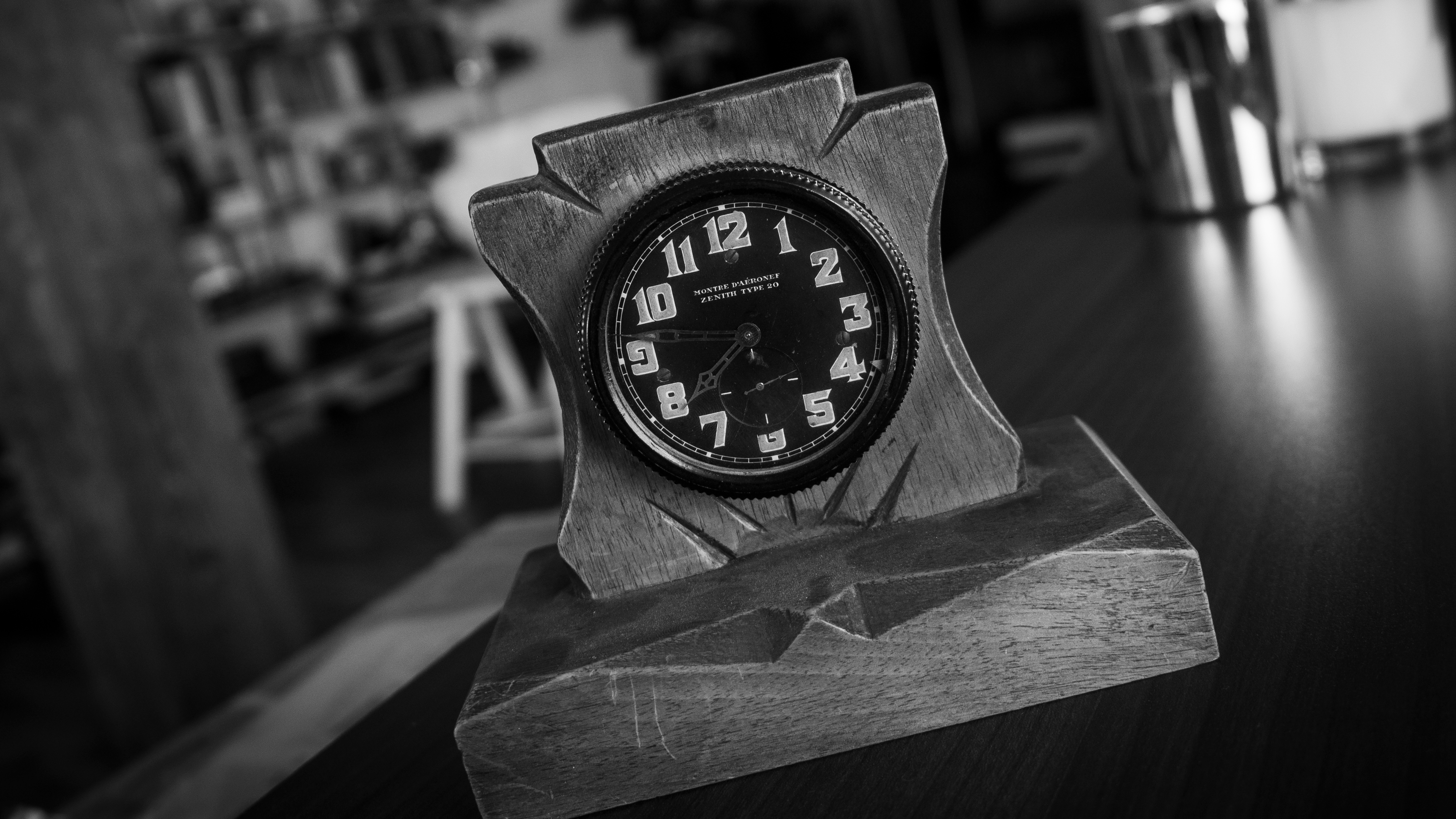 Premium Photo | Vintage white dial with radium clock on the table with dark  theme