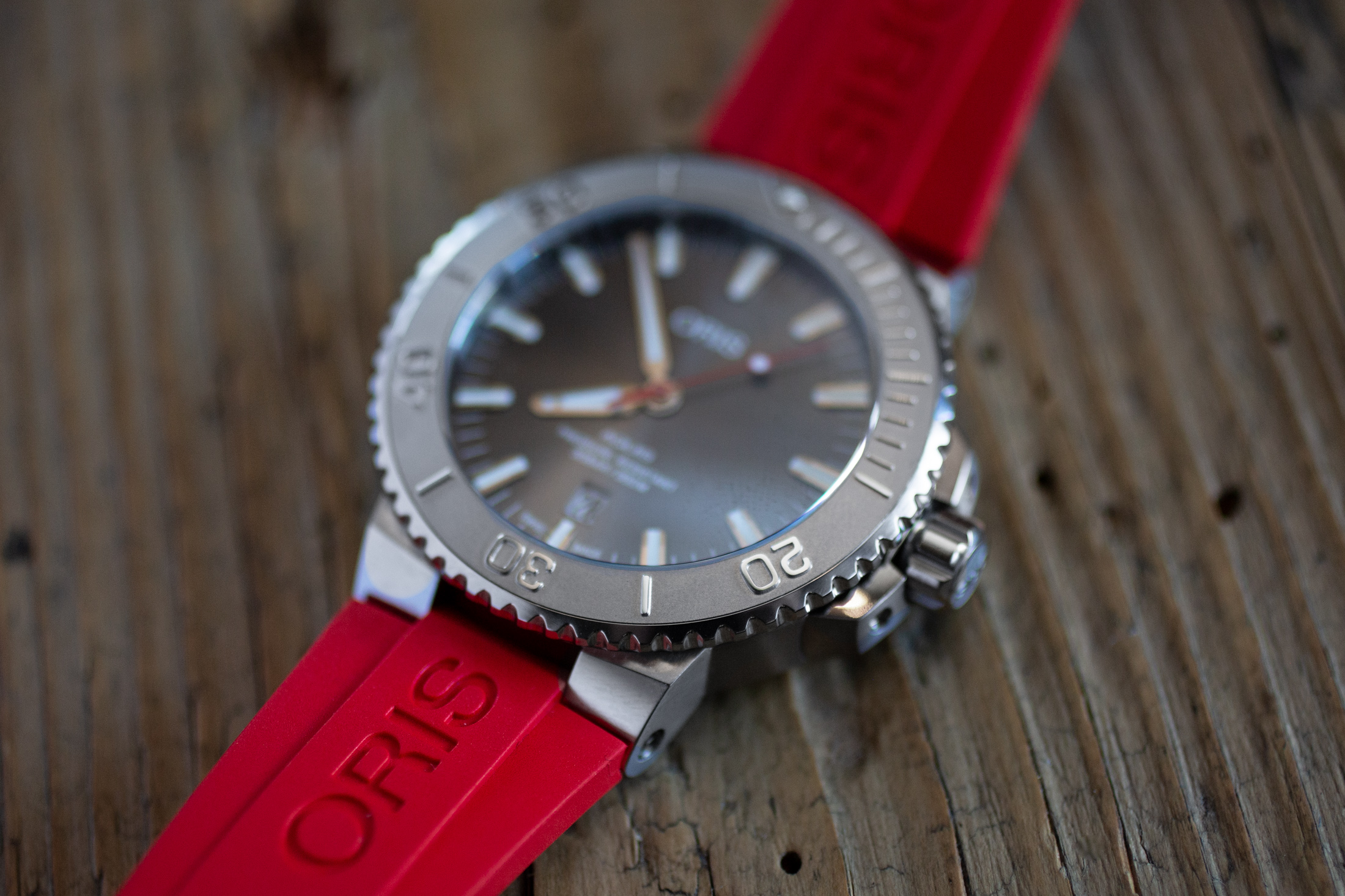 Oris aquis date clearance relief red strap