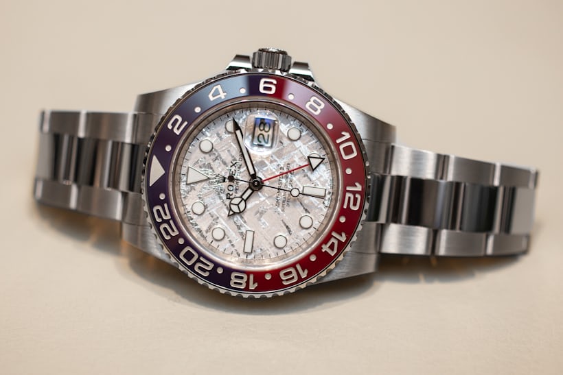 Mãos- No Rolex GMT-Master II Réplica do relógio de meteorito em ouro branco