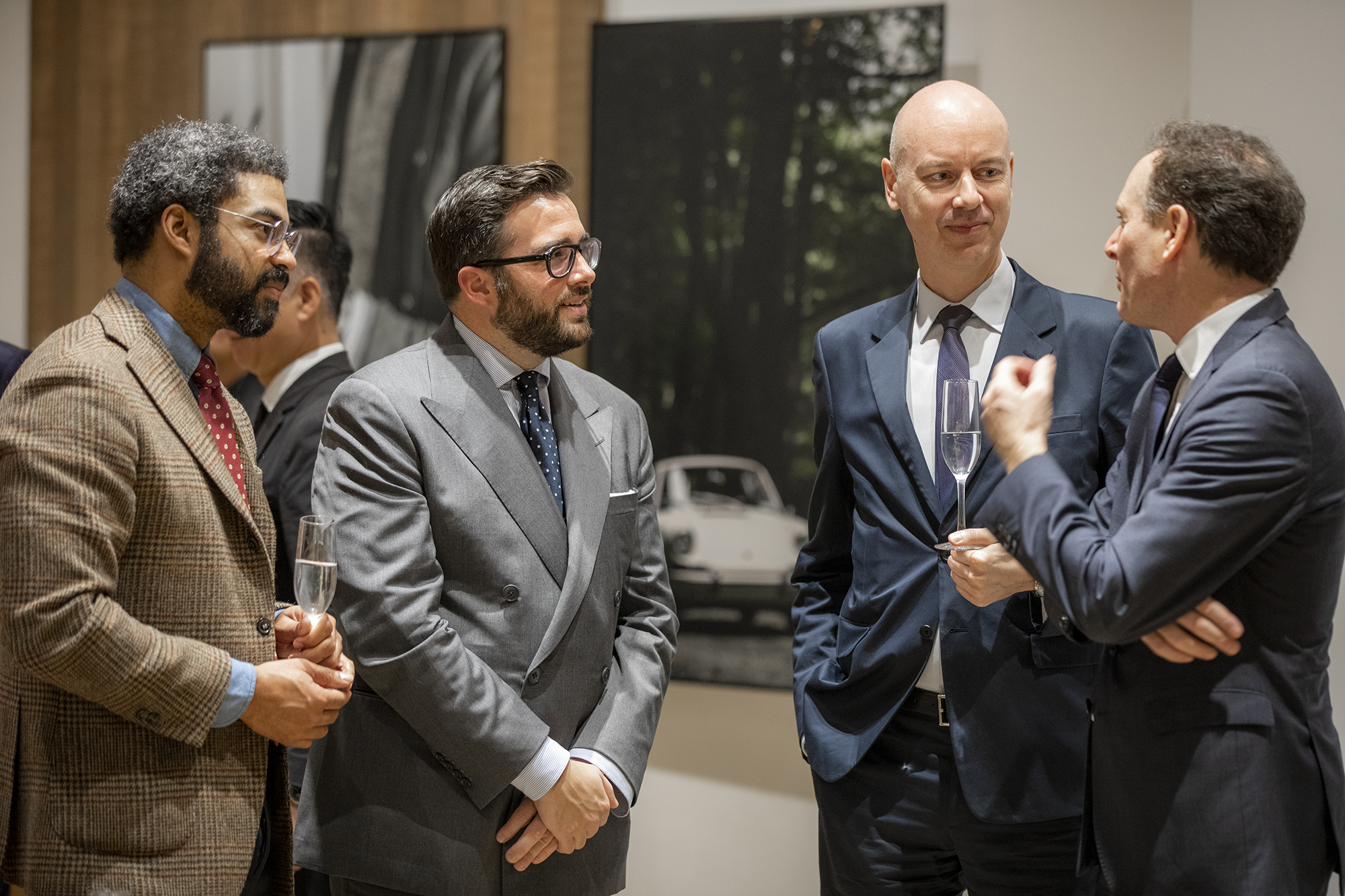 HODINKEE USのBenとEneuriがゲストと会話している画像