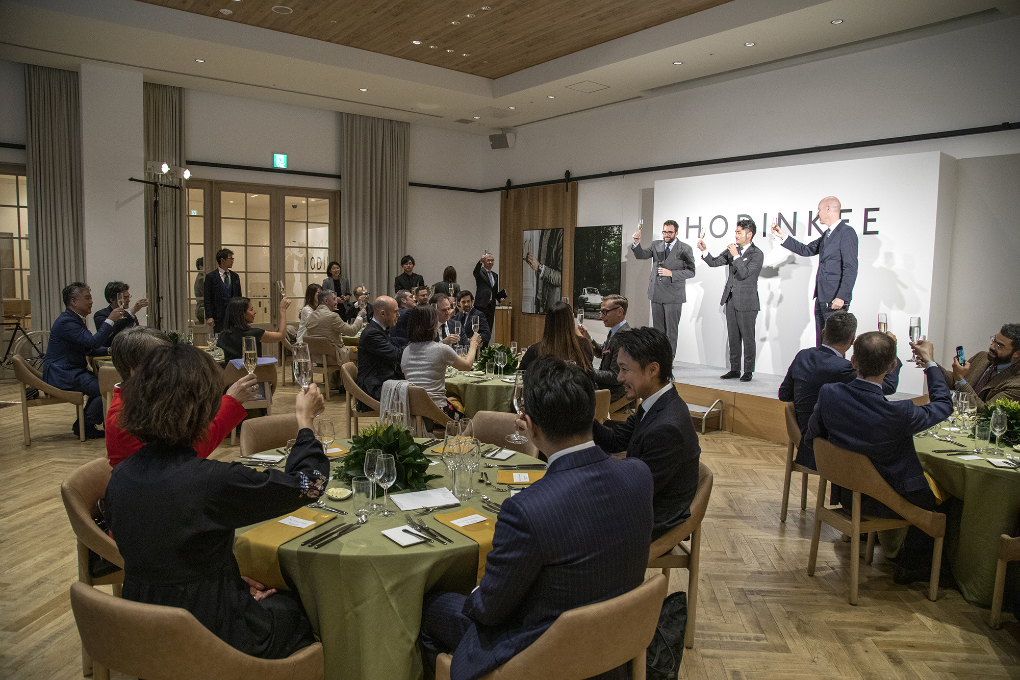 HODINKEE Japanイベントで乾杯をする様子