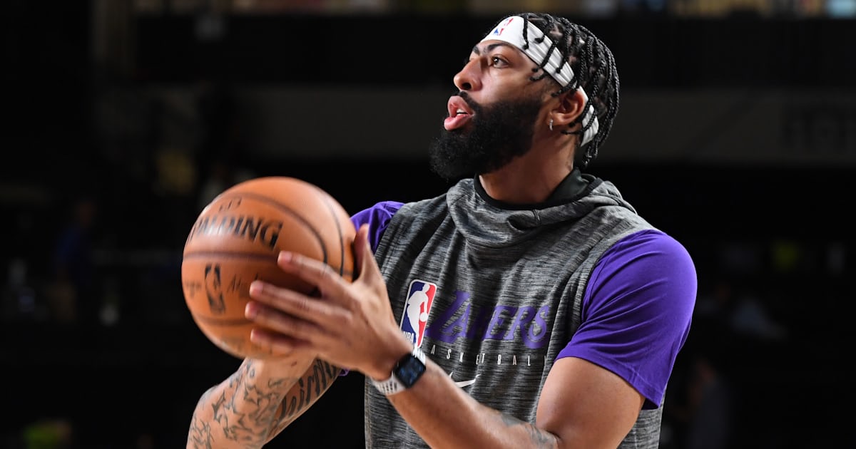 Watch Spotting: Los Angeles Laker Anthony Davis Wearing An Apple Watch While Warming Up For Game 1 Of The NBA Finals