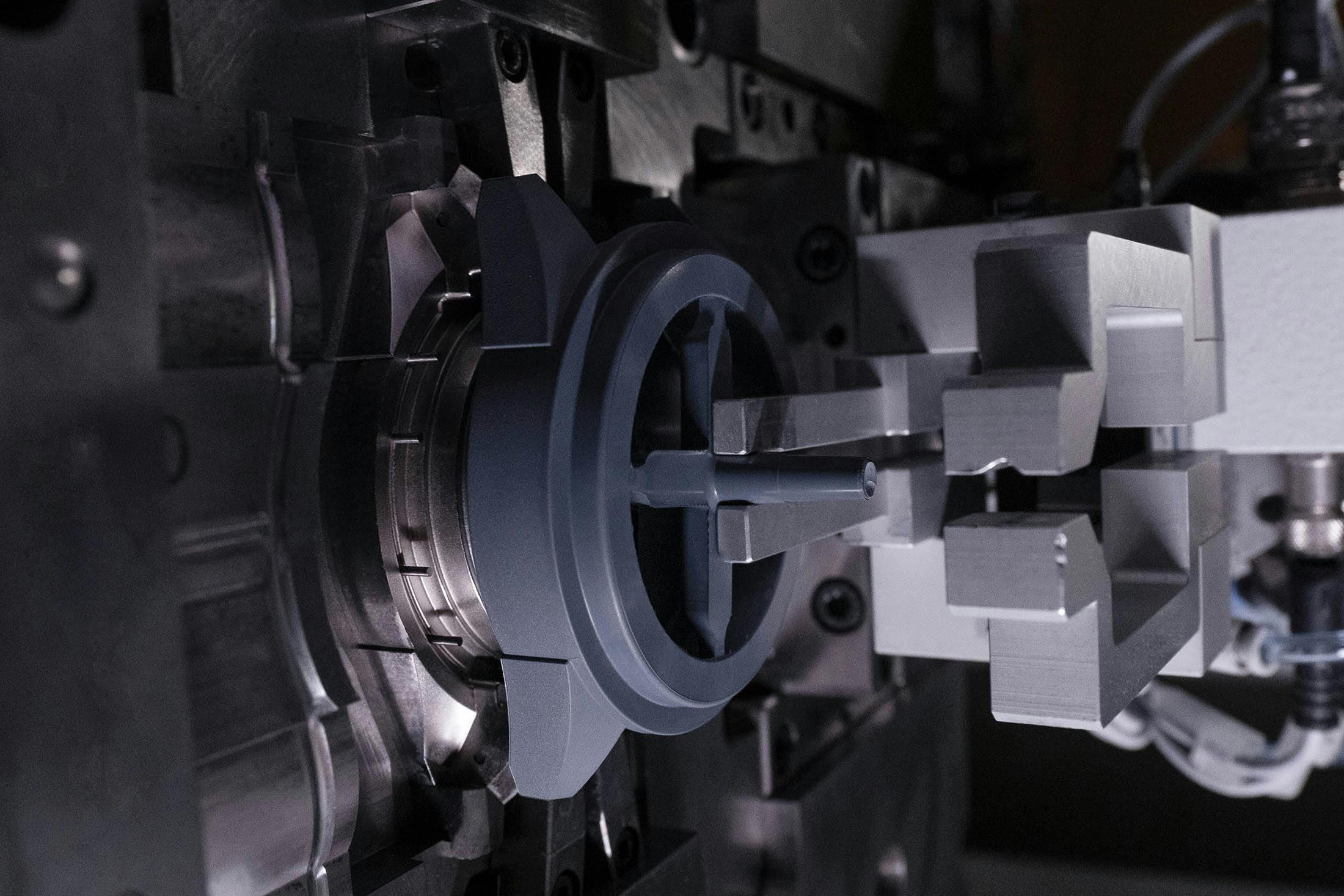 Injection moldiner ceramic