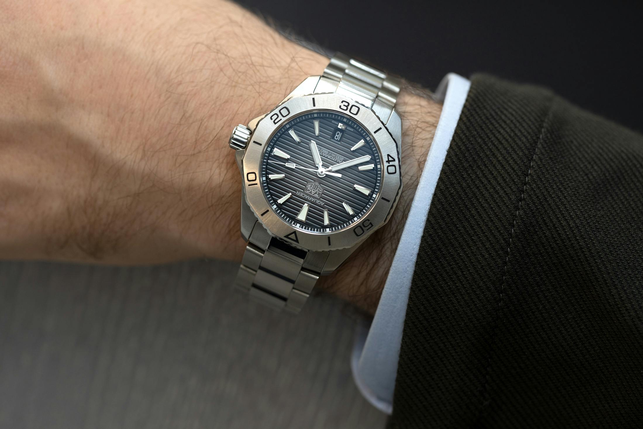Hands-On - 2022 TAG Heuer Aquaracer Professional 200 in 40mm