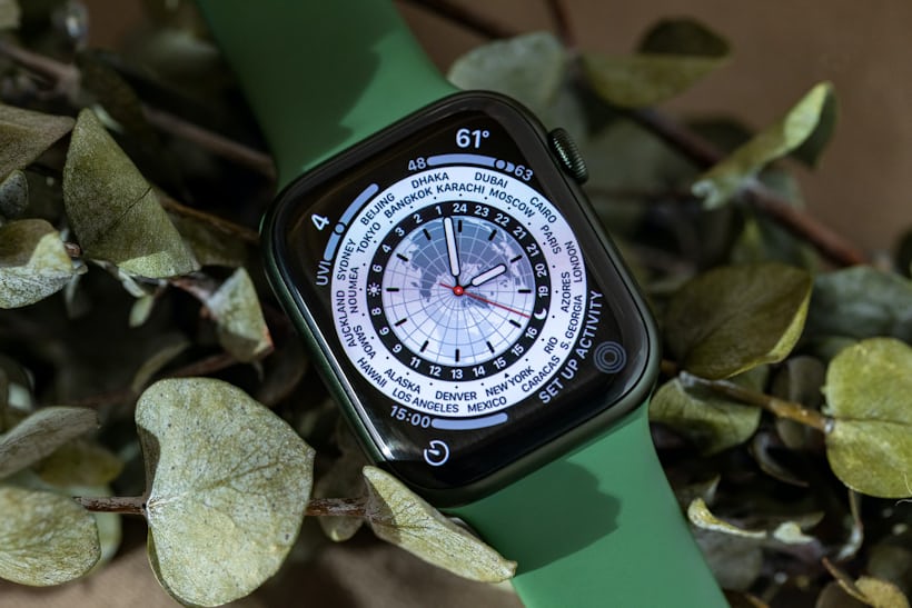 An example of an Apple Watch Series 7 GPS + Cellular 41mm laying alongside shrubbery.
