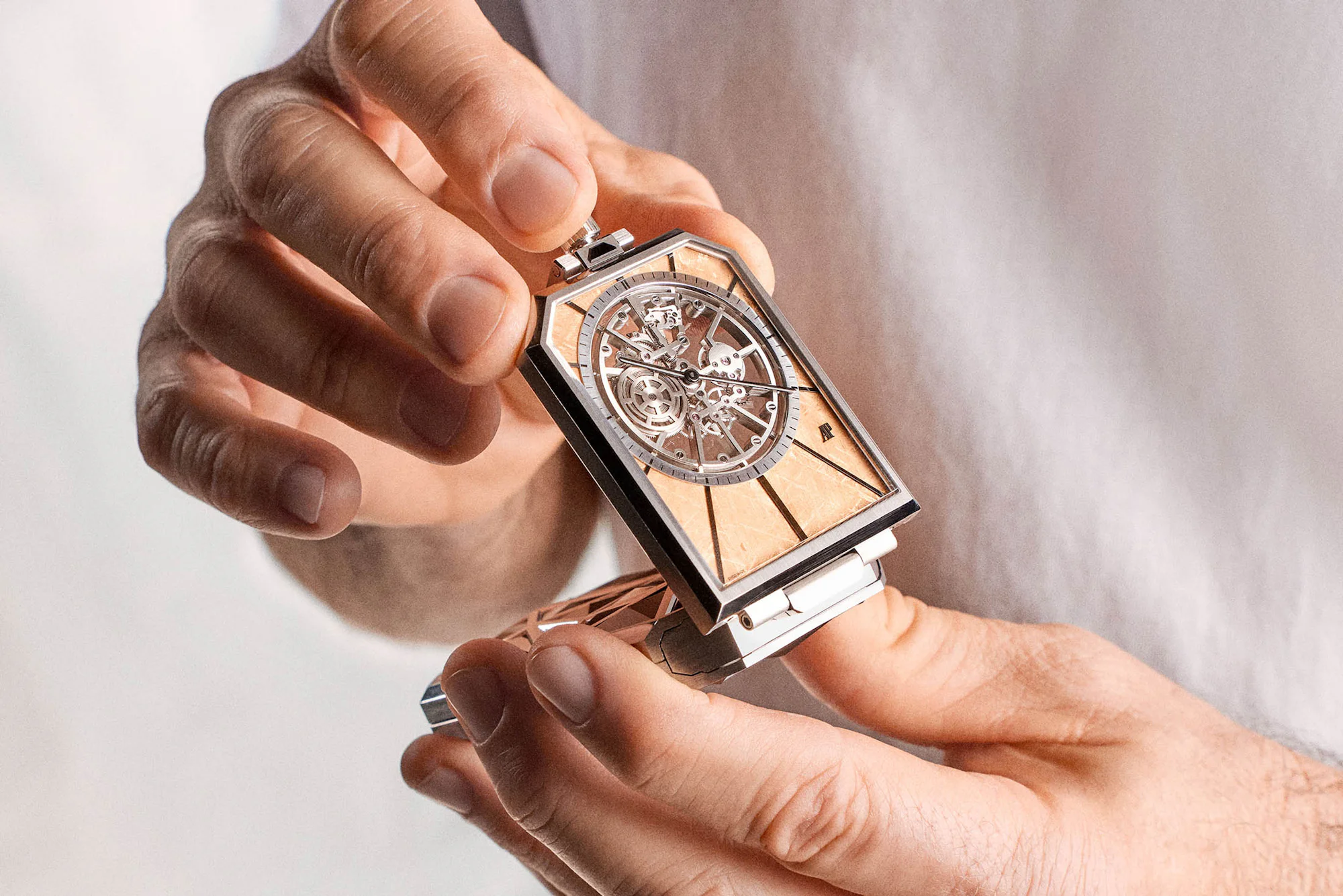 Nomade Clock Pivoting Lifestyle