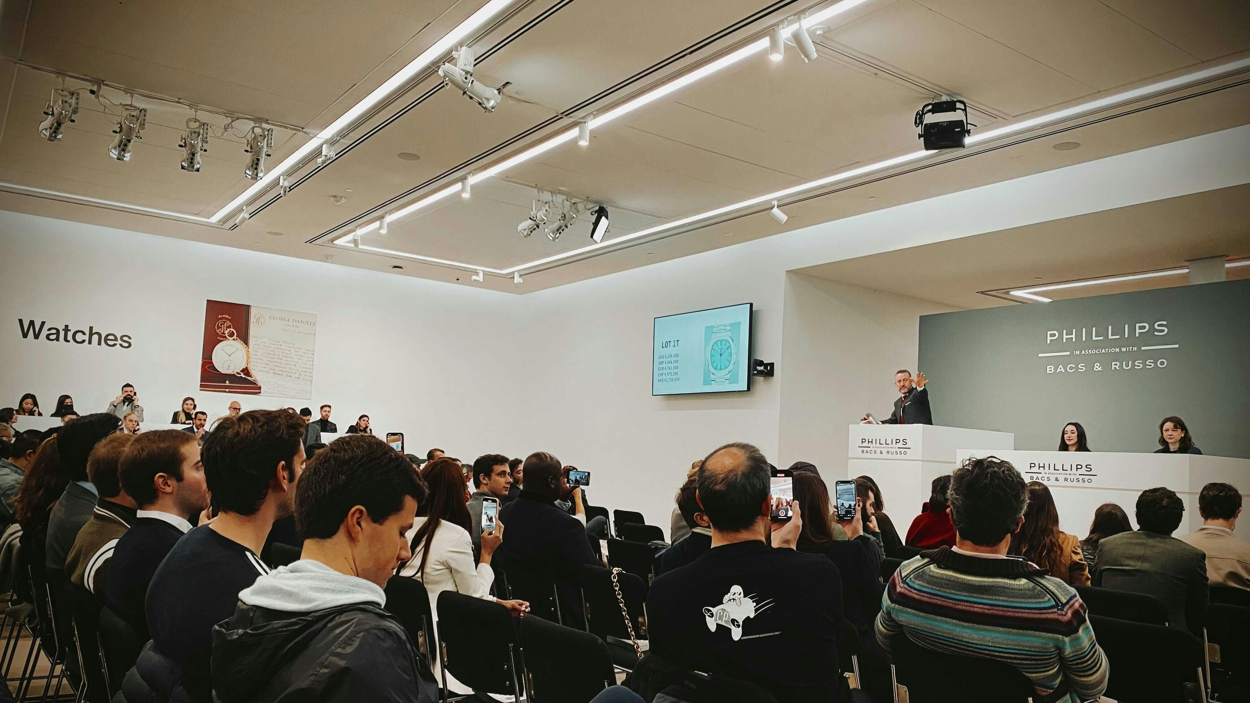 Aurel Bacs and the crowd at the December 2021 New York Watch Auction at the Phillips space at Phillips New York space at 432 Park Avenue.