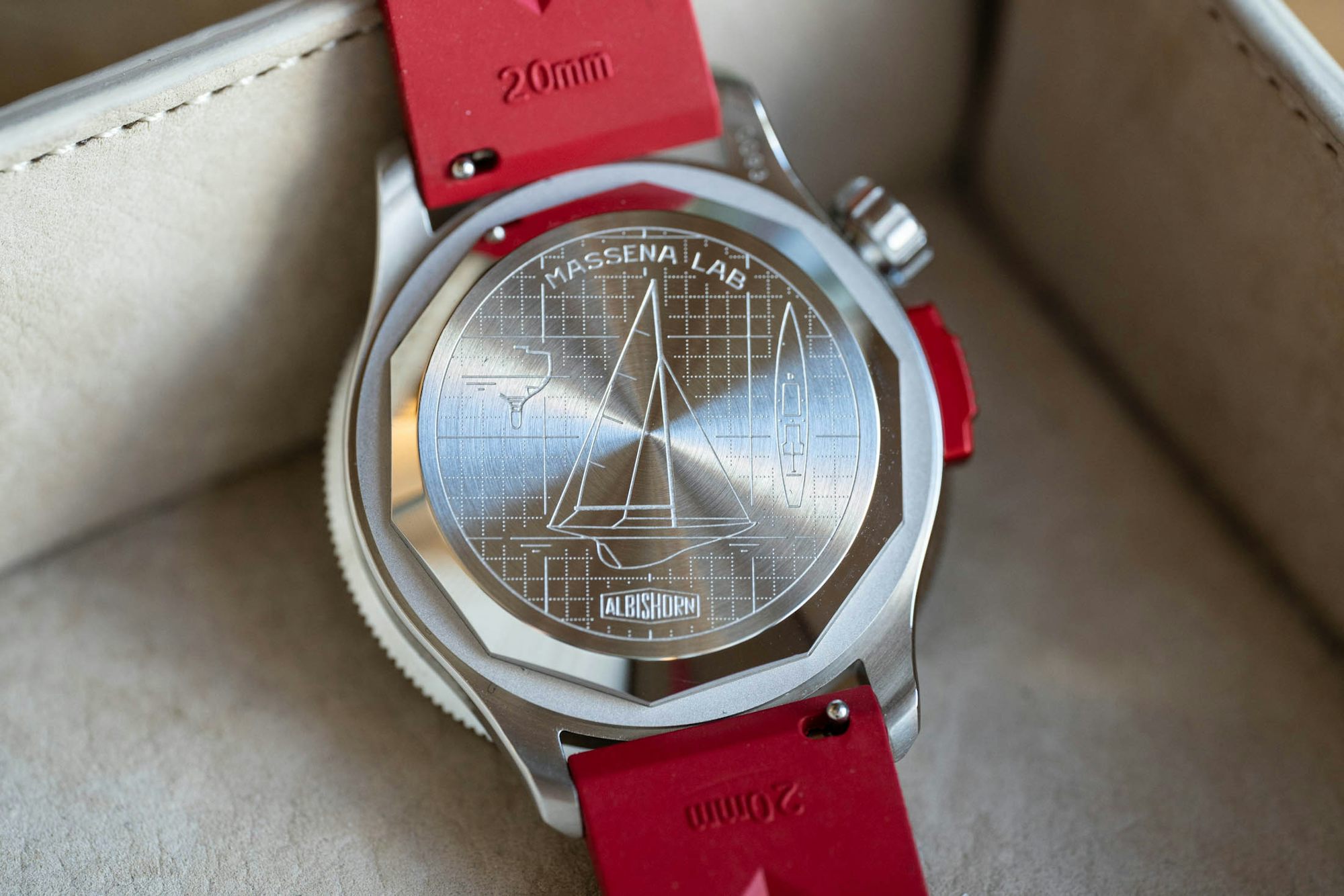 caseback of maxigraph