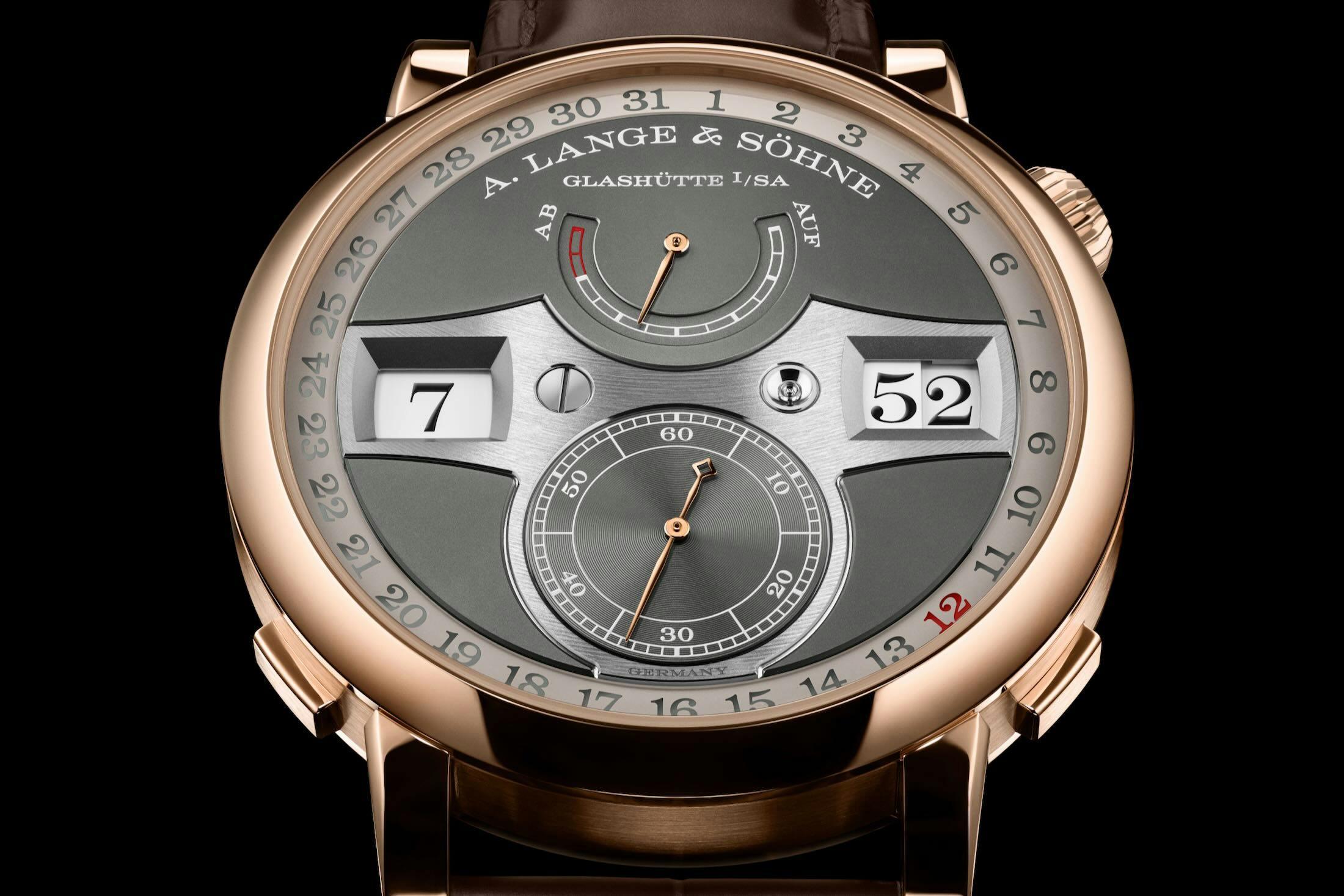 Zeitwerk Date in Pink Gold slanted closeup