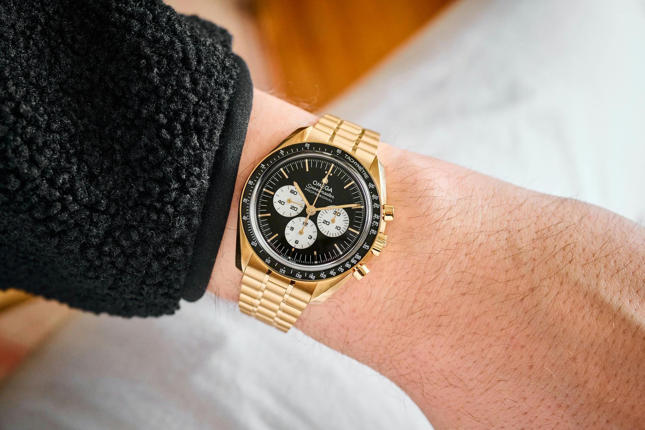 Moonwatch black and white moonshine gold wristshot