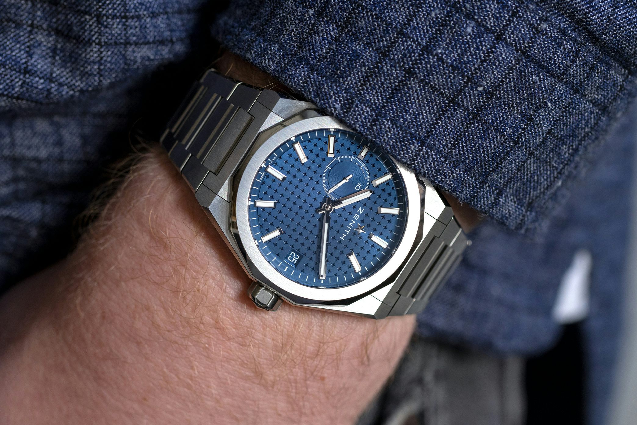 Watch with Analog Display: Timeless Style for the Modern Era