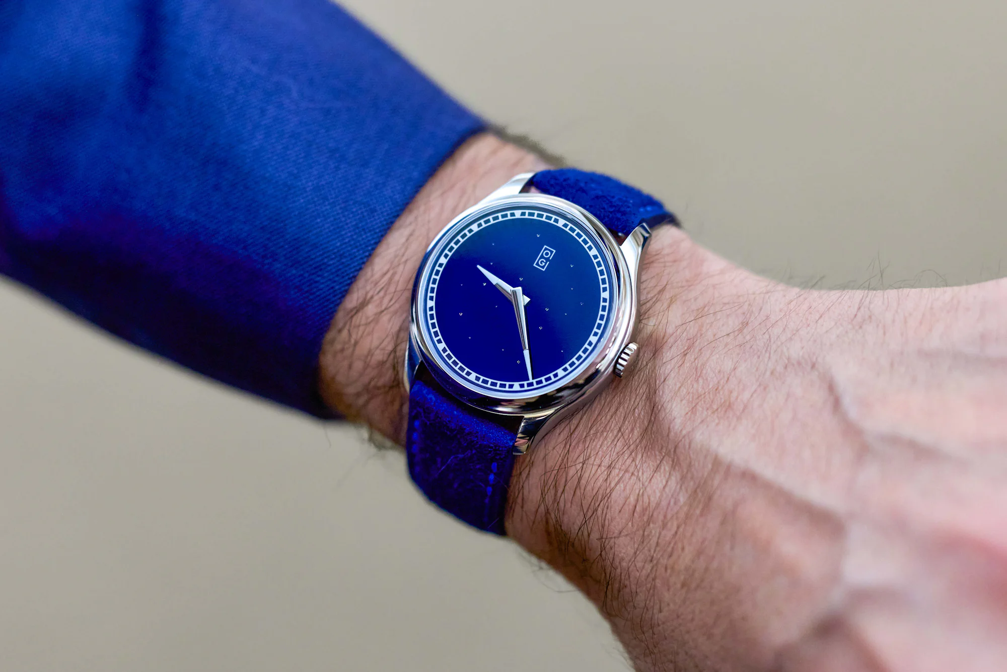Oliver Gallaugher Deep Space blue, 38mm in Stainless Steel, worn on the wrist of WatchTime Senior Editor Zen Love (@zlo_watches)