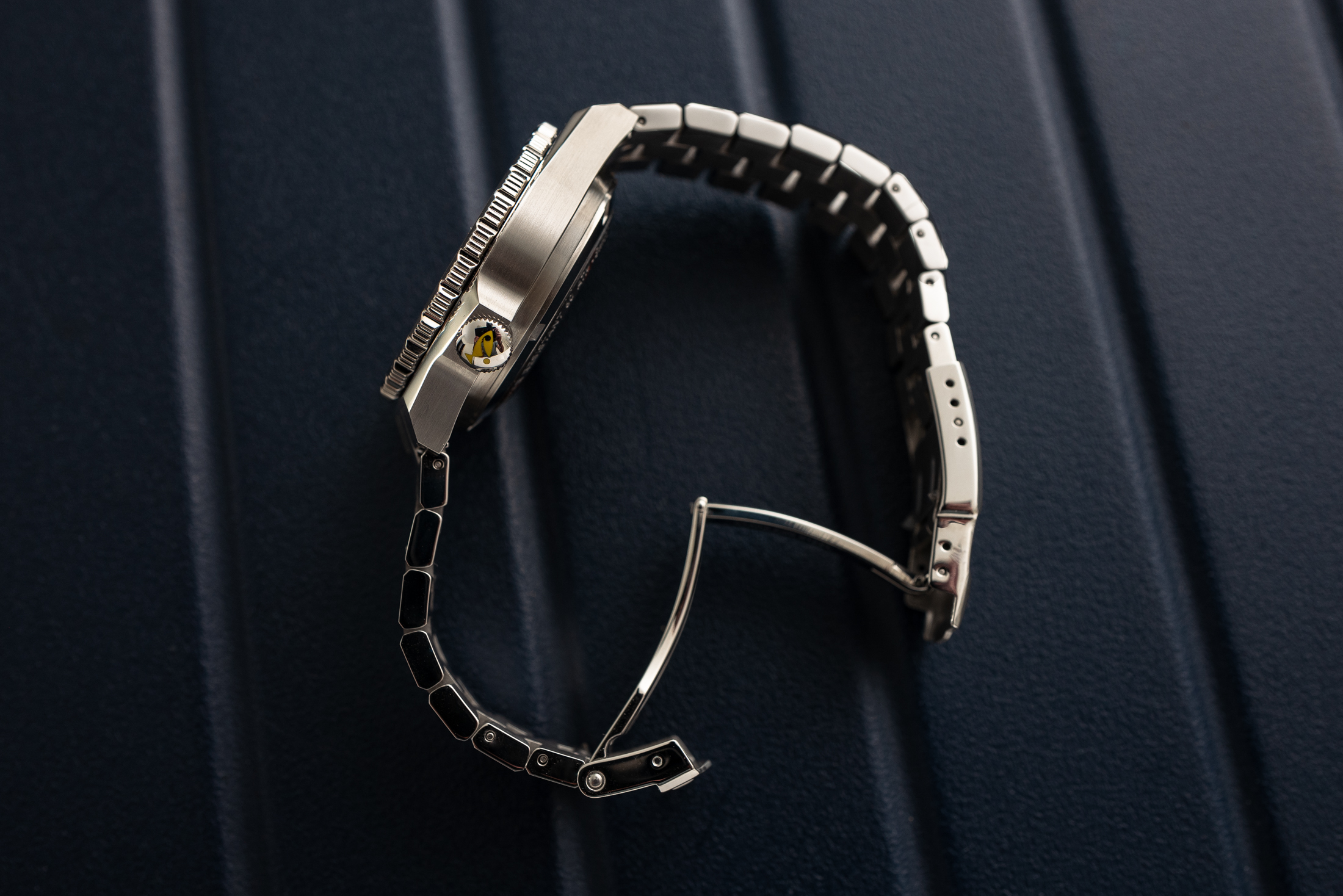 Case and bracelet detail of the 600T. 