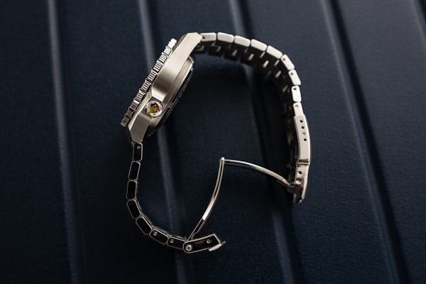 Case and bracelet detail of the 600T.