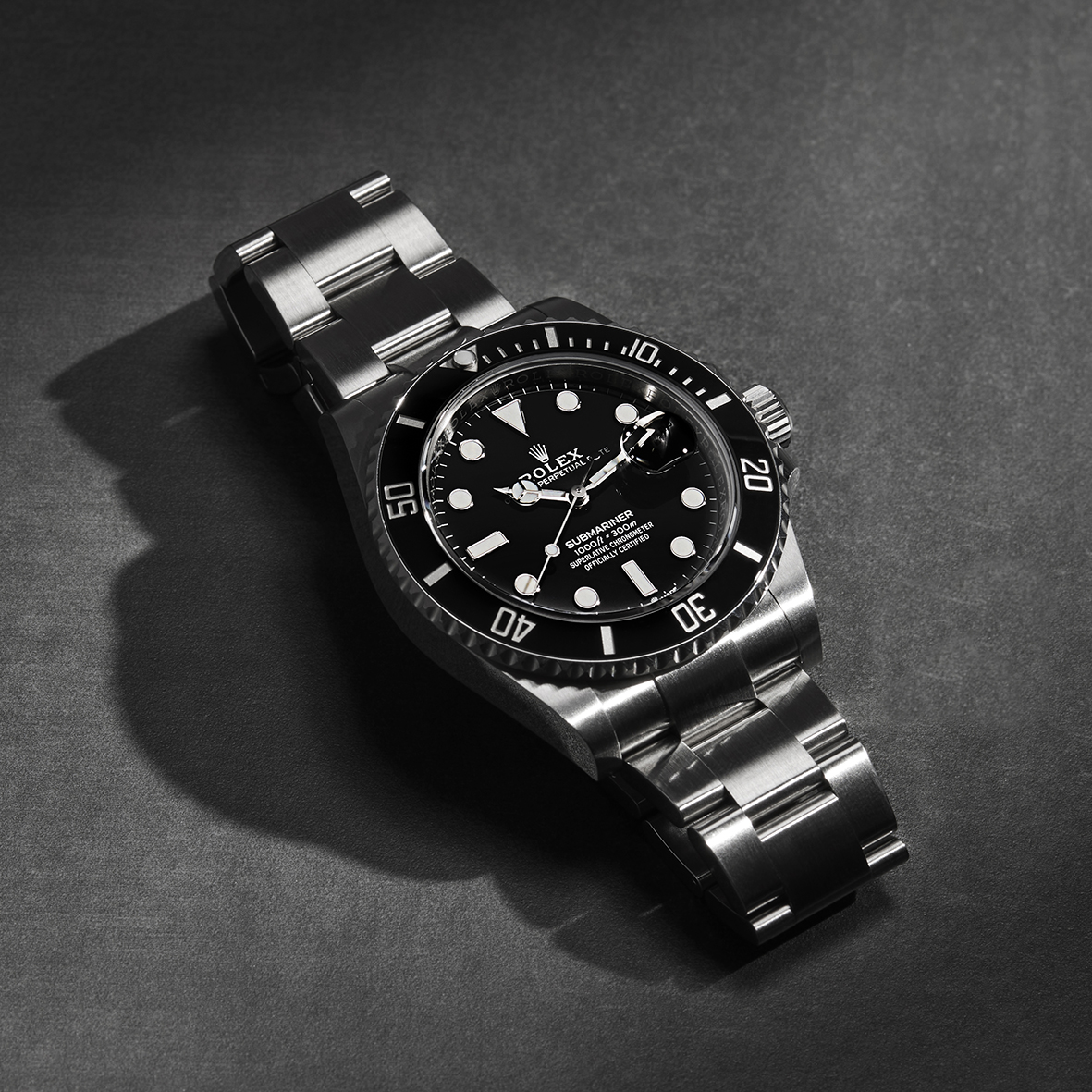 Silver and gold chronograph watch photo – Free Wristwatch Image on Unsplash