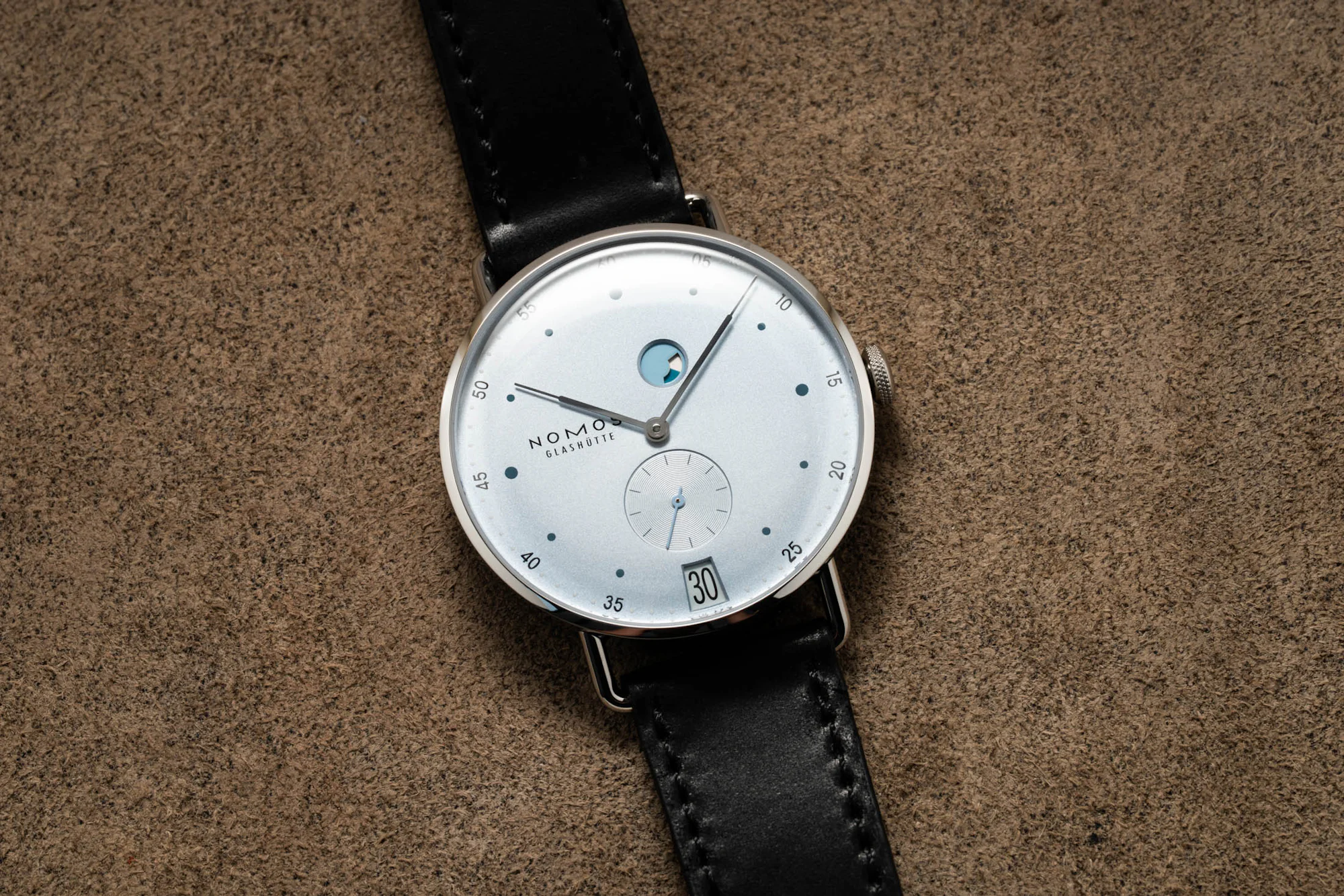 Nomos Metro Power Reserve