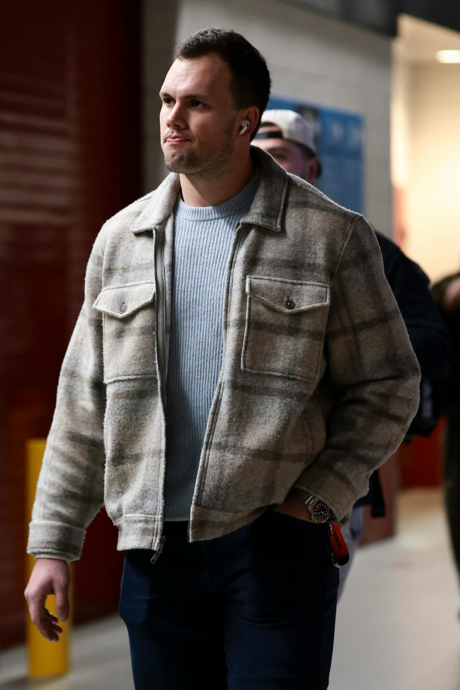 Hunter Henry #85 of the New England Patriots arrives at Levi's Stadium 