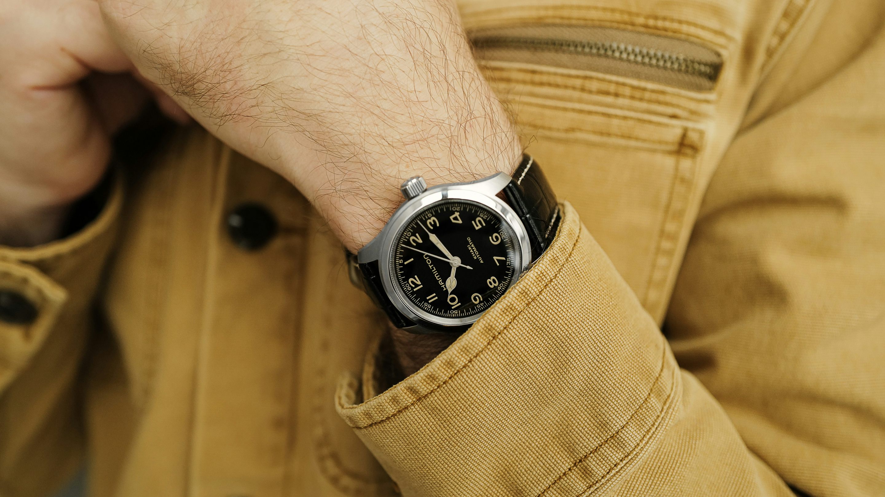 Bạn muốn sở hữu một chiếc đồng hồ tuyệt vời với giá dưới $1,000? Đừng bỏ qua đánh giá đồng hồ Hamilton Murph 38 của chúng tôi. Với thiết kế hiện đại, độc đáo và màu sắc Nato chữ số màu đỏ nổi bật trên nền xanh, chiếc đồng hồ này hoàn toàn đáng để bạn lựa chọn.