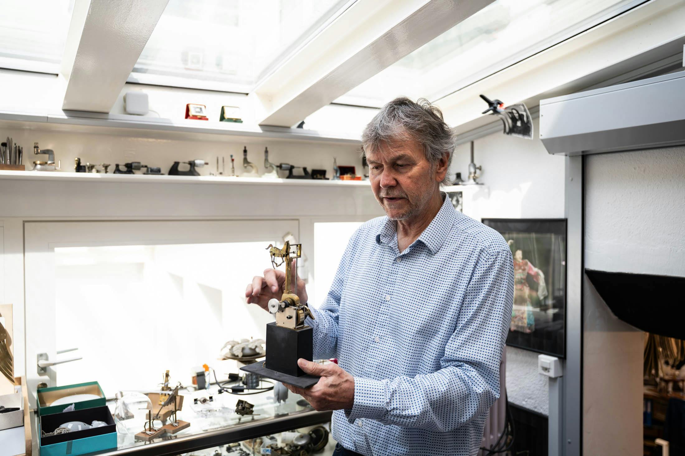 Junod showing galloping horse automaton