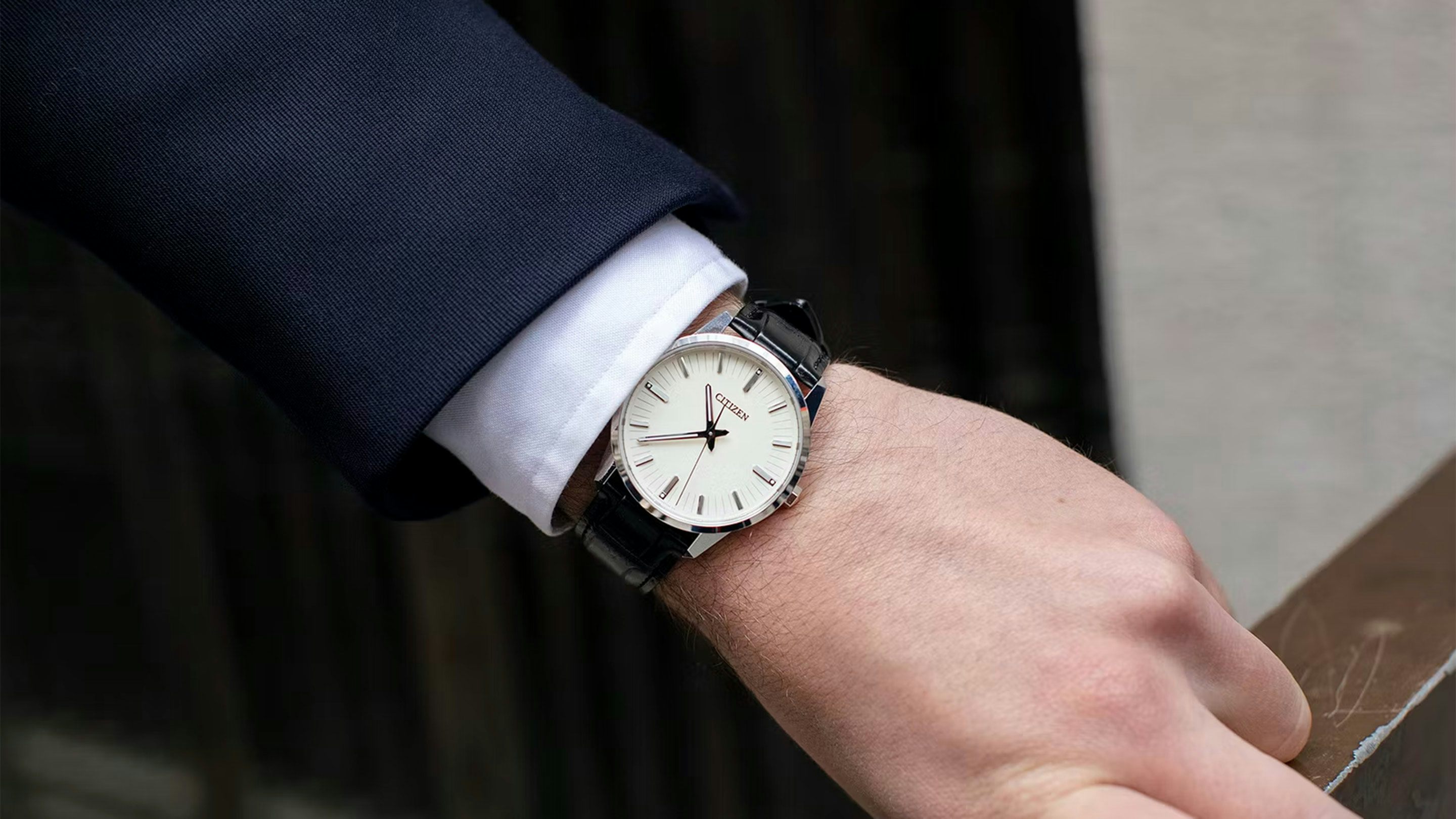 Watch With Deadbeat Seconds Function: Precision Timekeeping at Its Finest.