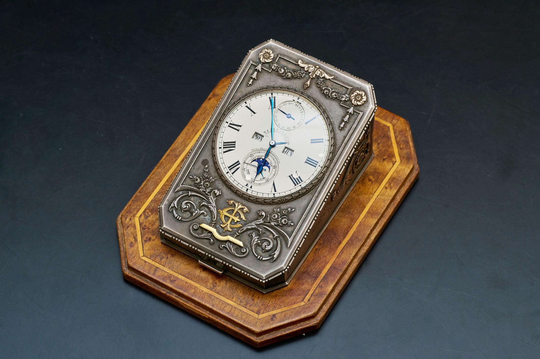 Paperweight clock