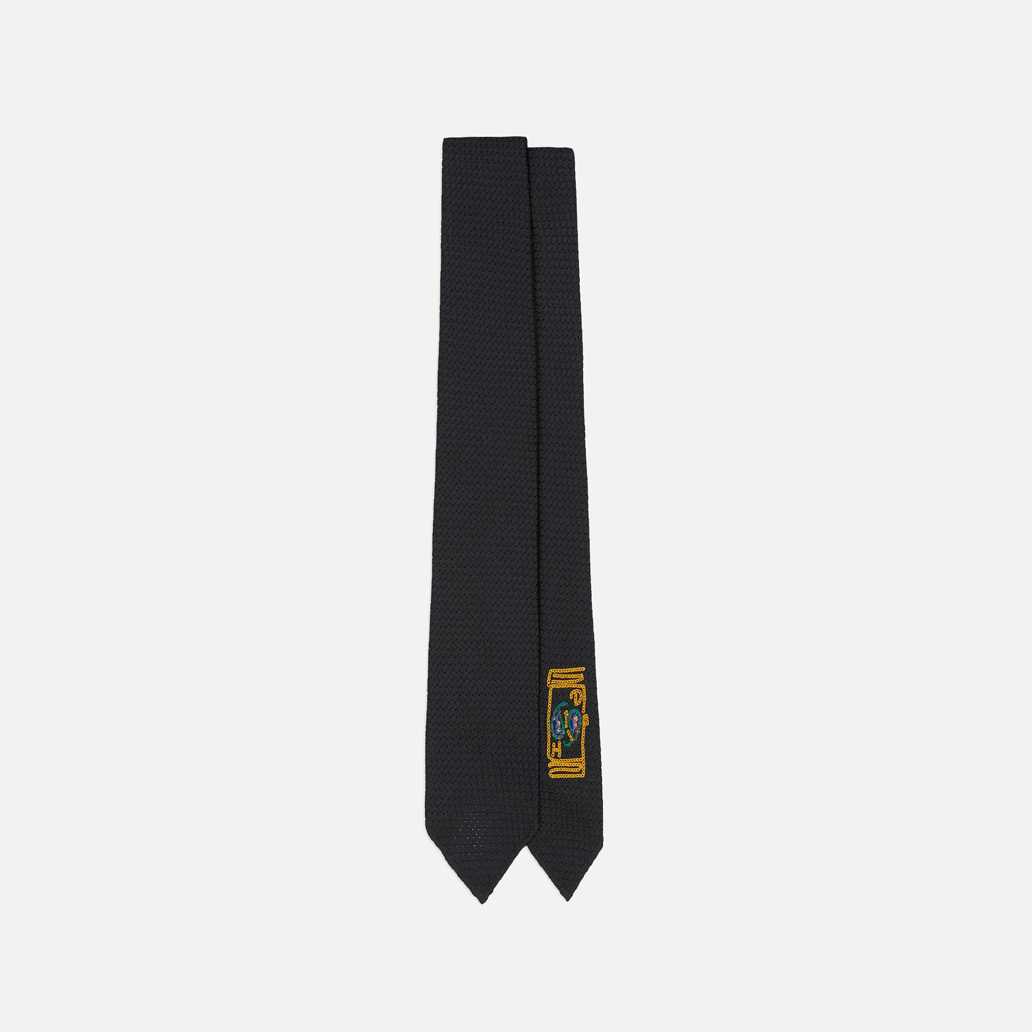 <p><a href="http://shop.hodinkee.com/products/drakes-large-knot-grenadine-tie" target="">Drake's For Hodinkee Grenadine Tie</a></p>