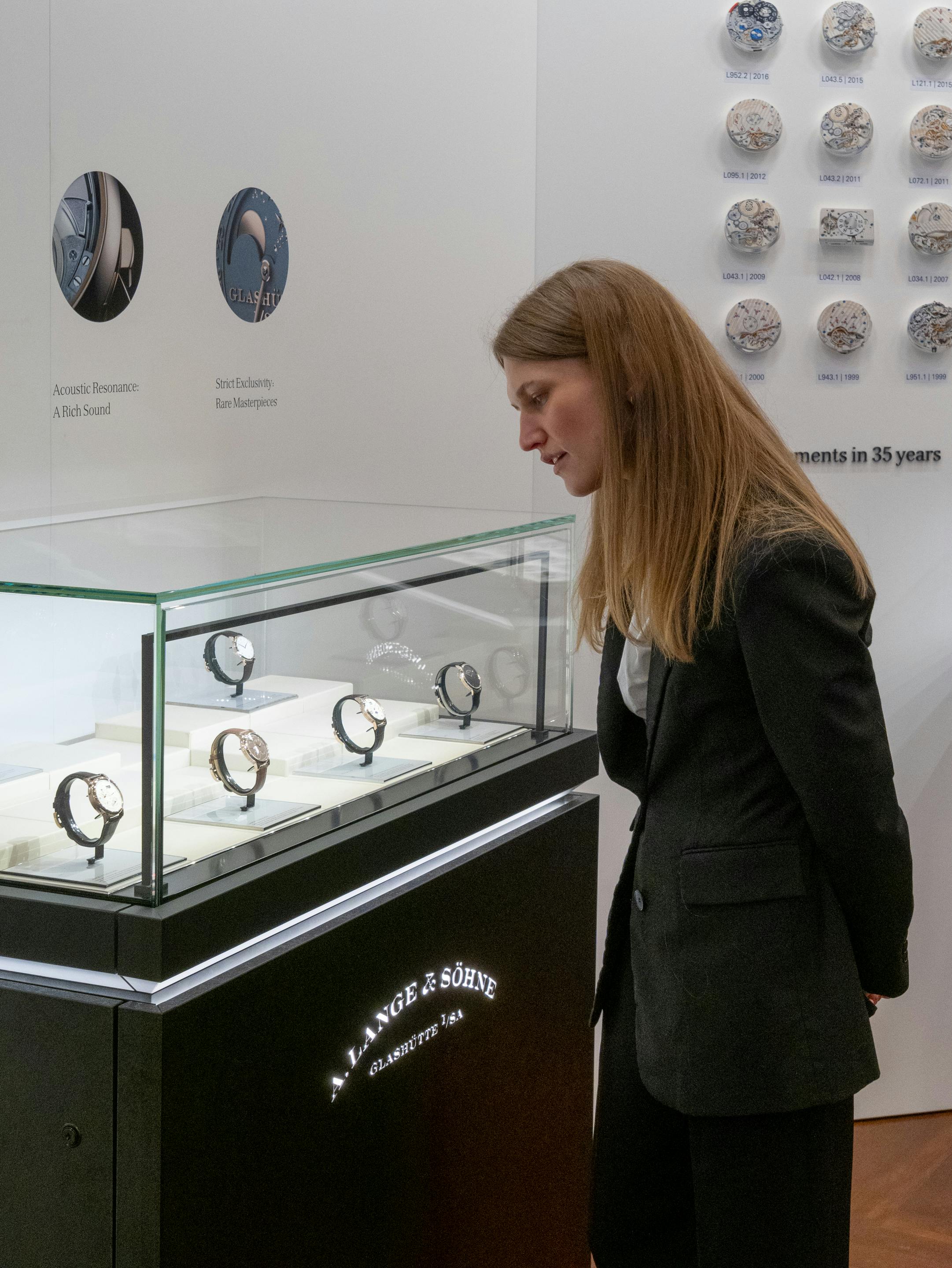 Woman looks at Langes