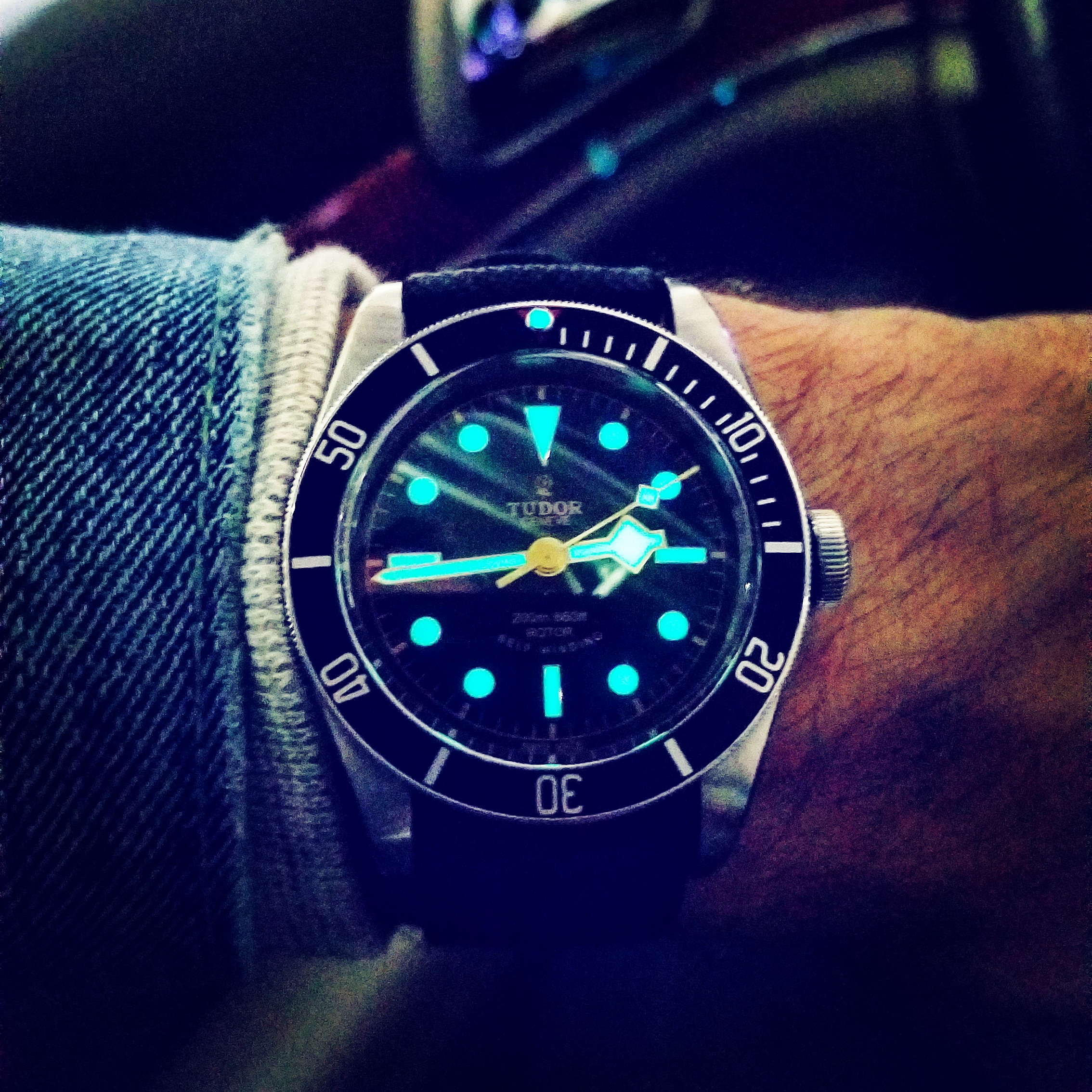 Tudor black bay online rose logo